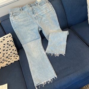 NWT UNIQLO mom jeans. High waist. Size 32. Light color